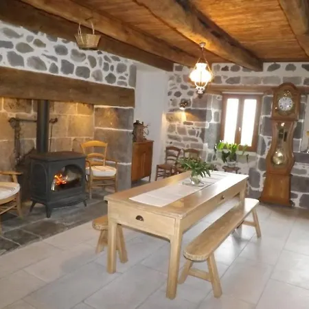 Casa de Férias Evasion En Montagne Dans Charme Authentique, Cheminee, Pres Des Volcans D'auvergne, Jardin Prive. - Fr-1-742-254 Saint-Jacques-des-Blats
